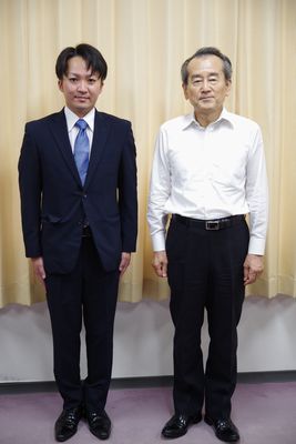 藤さん(左)と坂越学長(右)